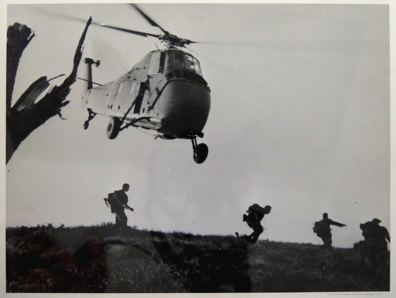 Photographie d'une opération contre un maquis du FLN par hélicoptère
